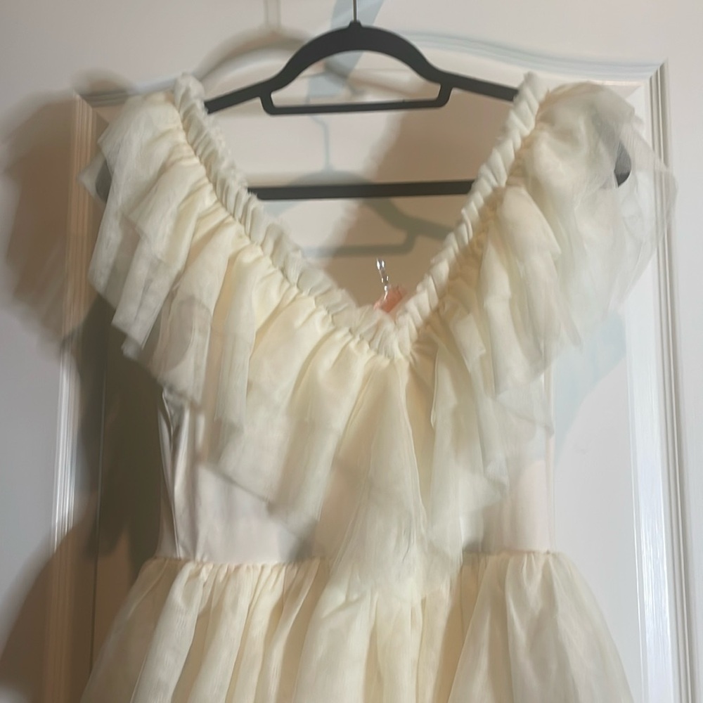 ⚡️NWT ENTRO Cream flouncy toile dress, multi layer, V neck, P2P 18 midi mediuma